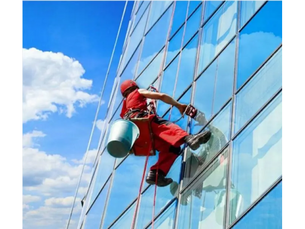 在外墻清洗時使用的專用藥劑是什么？